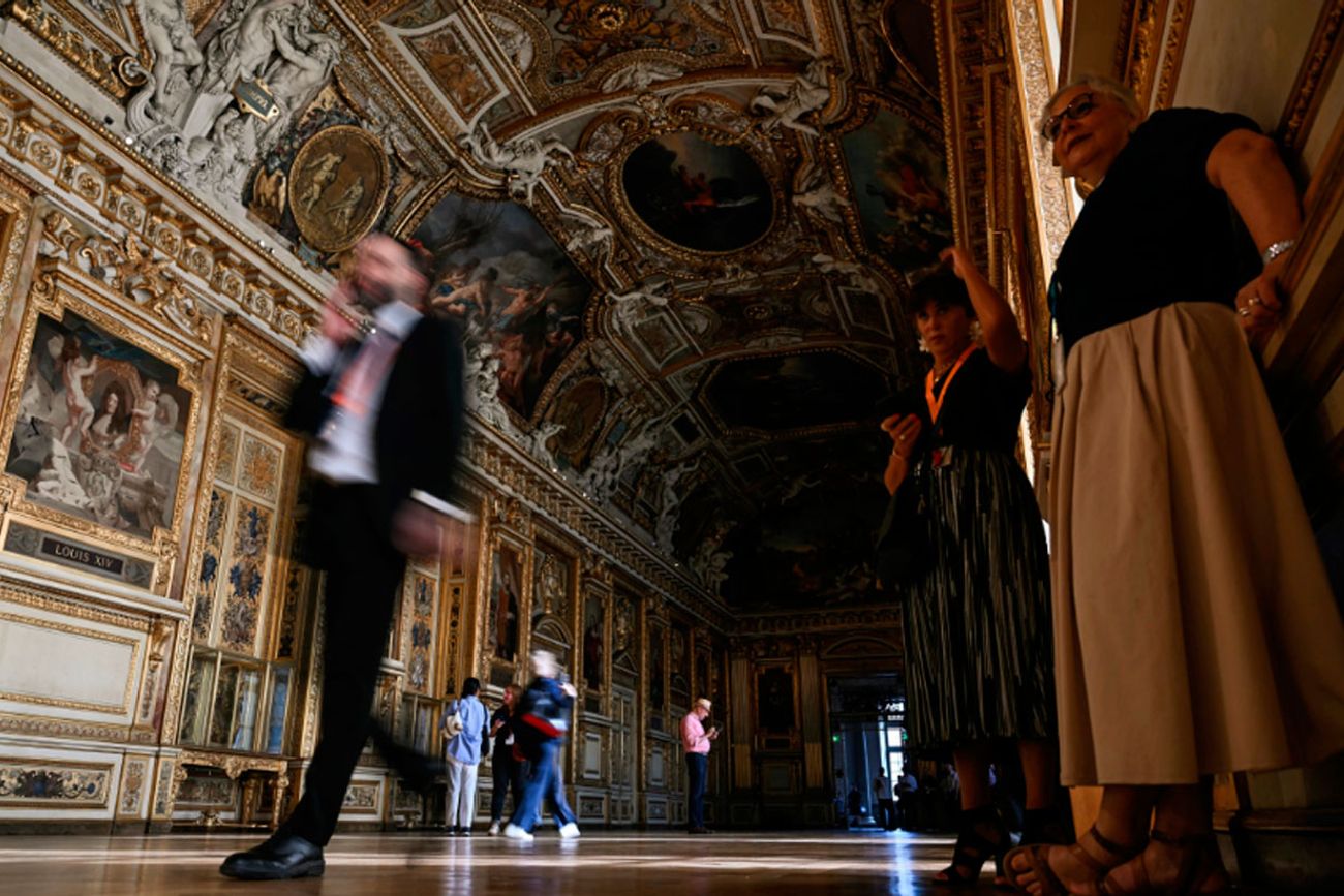 Visitantes en la Galería Apolo. (Lou Benoist/Pool Photo vía AP)
