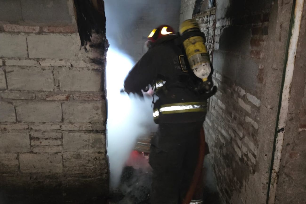 Un incendio destruyó una vivienda en barrio Los Galpones y se desplomó el techo