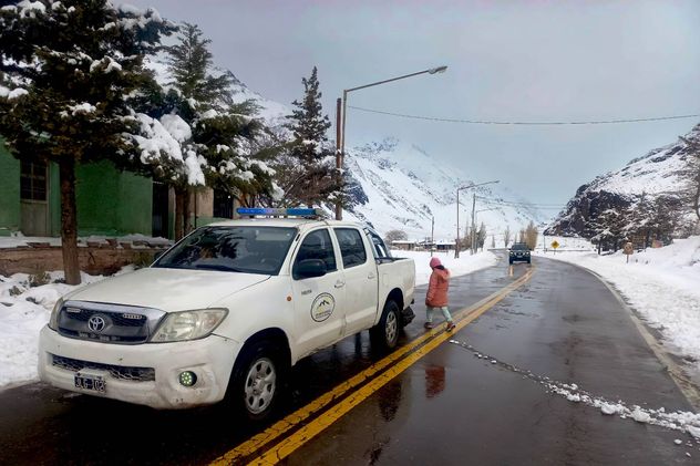 Alerta por frío extremo en Mendoza. El temporal de nieve y viento blanco en la cordillera obligó a Gendarmería Nacional a desplegar un operativo de emergencia.