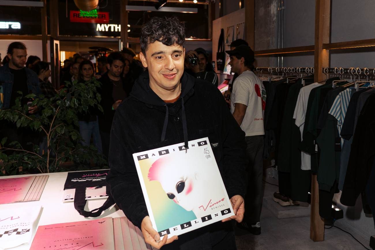 Mariano Mellino, con la edición en vinilo de su disco tributo a Virus. (Prensa Mariano Mellino)