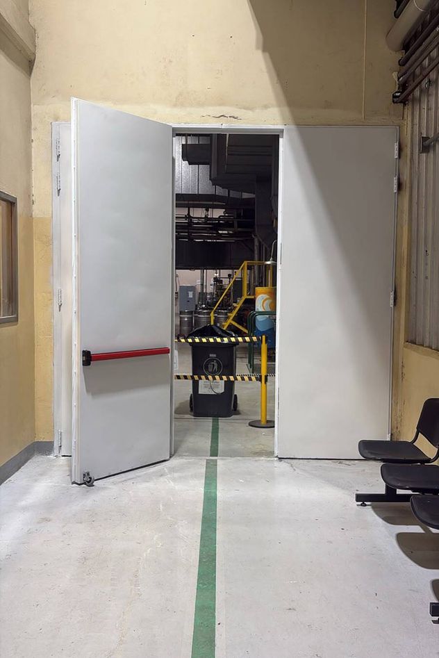El nuevo portón cortafuegos en la planta de Dioxitek.