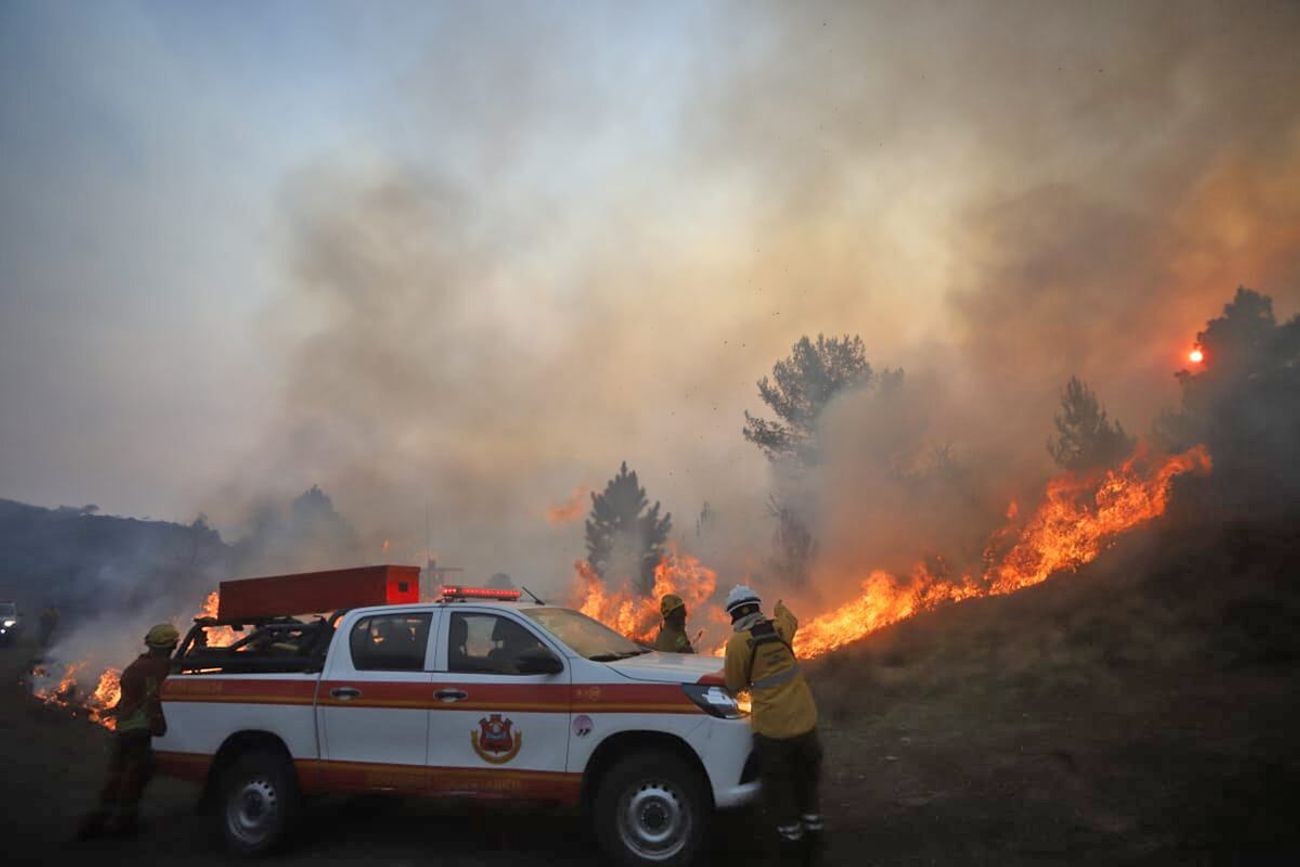 Bomberos en incendios en Córdoba.