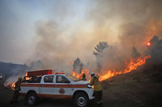 Bomberos en incendios en Córdoba.