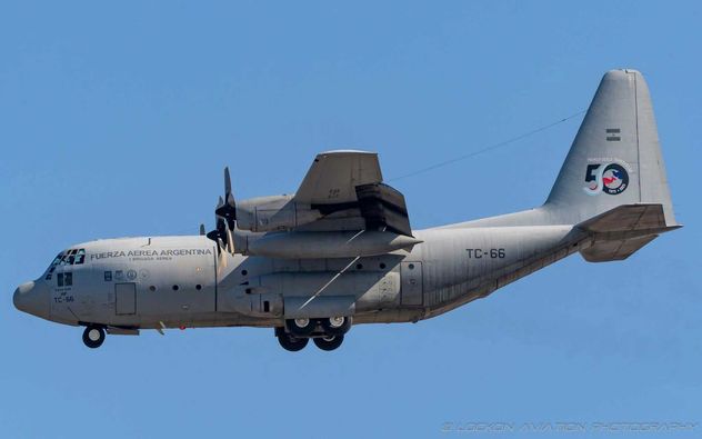 Avión Hércules TC-66 en vuelo.