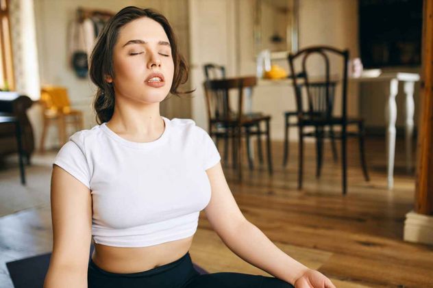 Terapia de canto versus respiración diafragmática para el eructo supragástrico: un ensayo clínico multicéntrico aleatorizado y controlado.