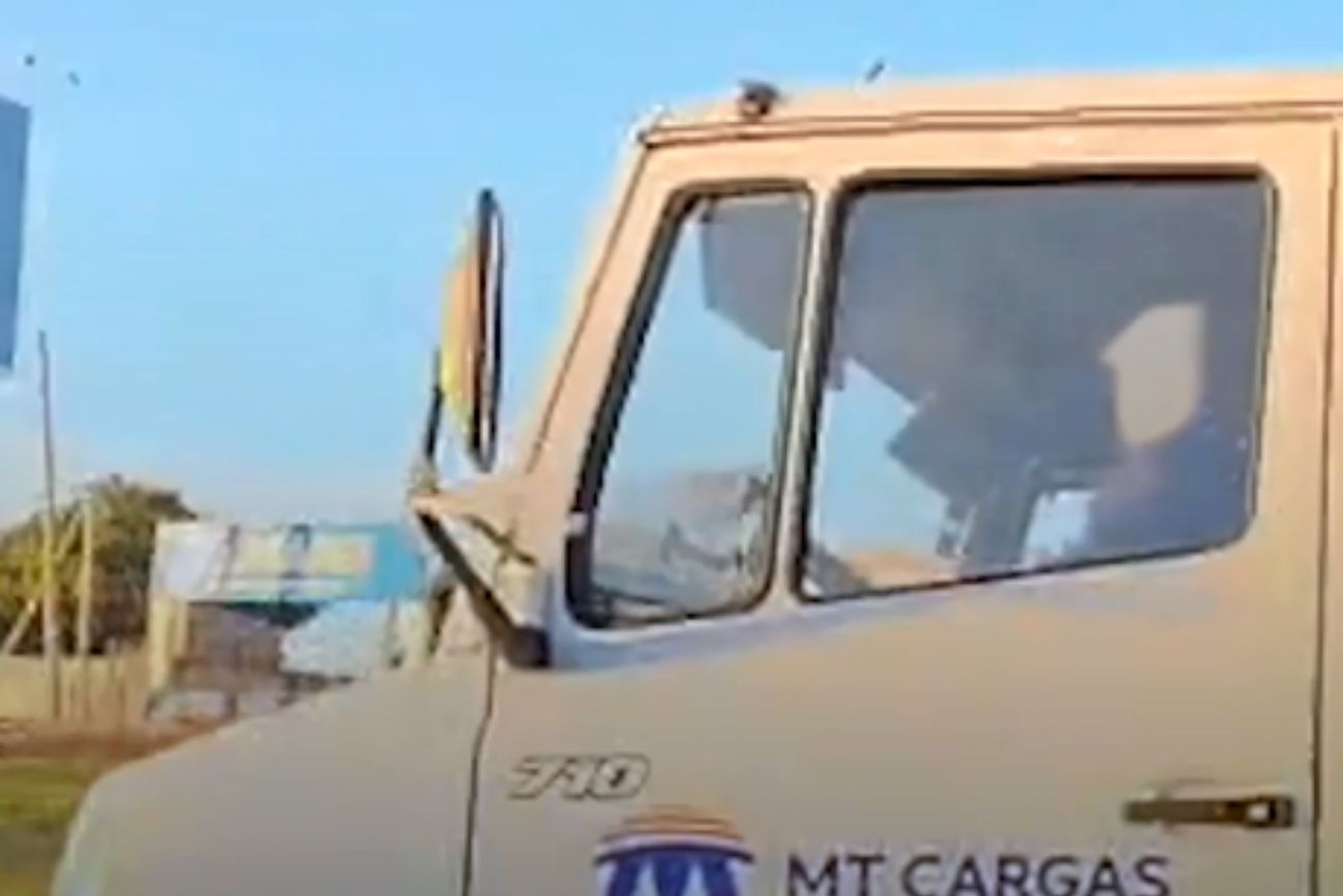 Manejaba con el celular, sin cinturón, a alta velocidad y con la patente ilegible.