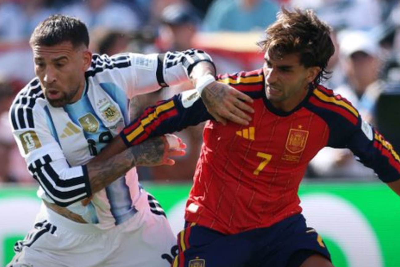Nicolás Otamendi y Fernan Torres, en un tramo de la final del Mundial 2026 entre Argentina y España. (X @FIFAcom)