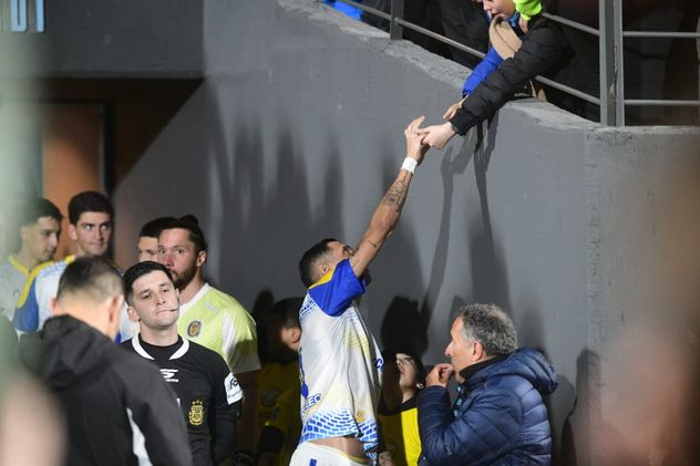Di María y el cariño de la gente en la cancha de Belgrano.