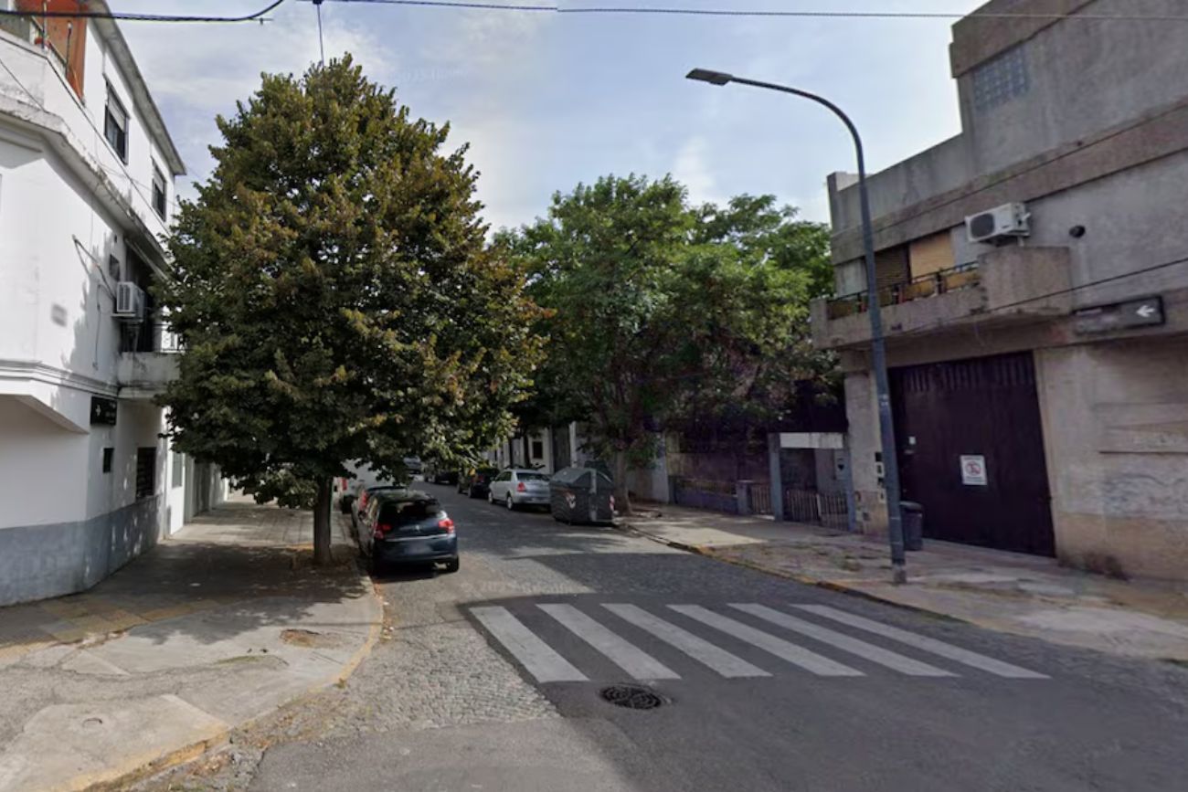 Buenos Aires: dos hombres estaban podando árboles y fueron aplastados por un poste de luz