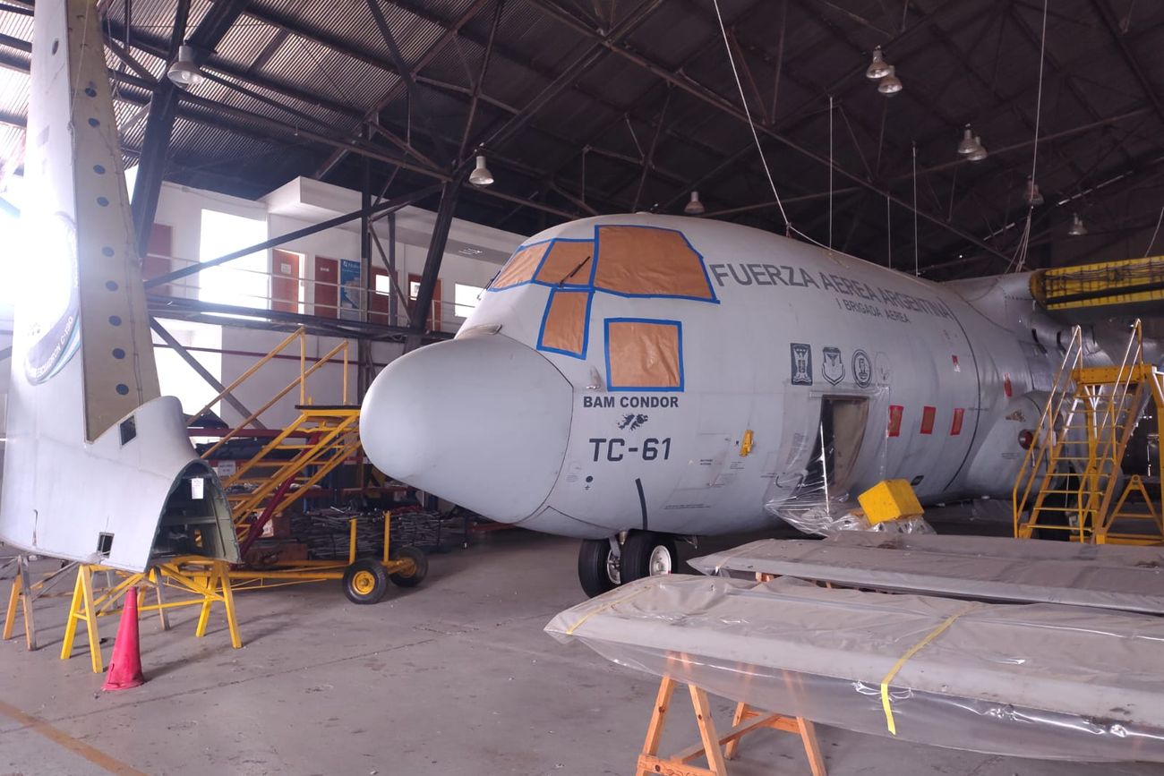 Avión Hércules en repación en la planta de Fadea, en Córdoba capital.