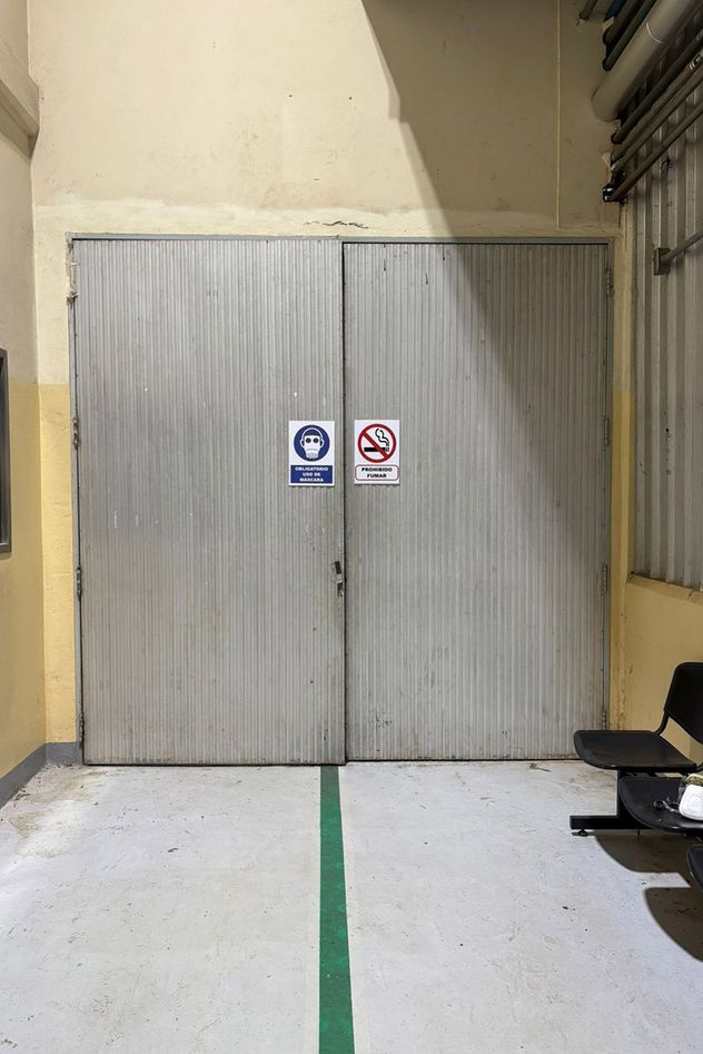 Así eran los viejos portones cortafuegos en la planta de Dioxitek. Se los reemplaza por indicación de Bomberos