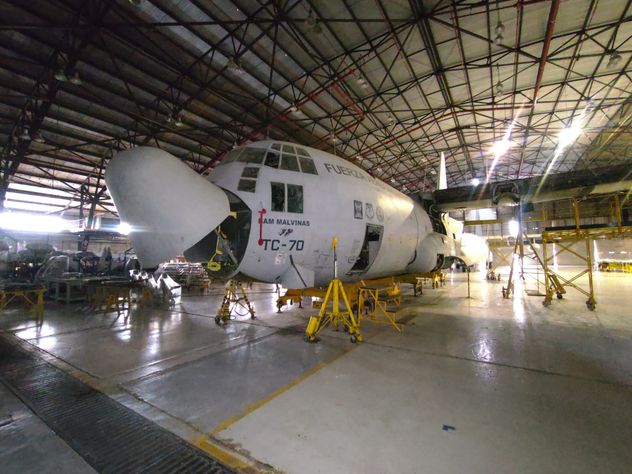 Avión Hércules en reparación en la planta de Fadea, en Córdoba.