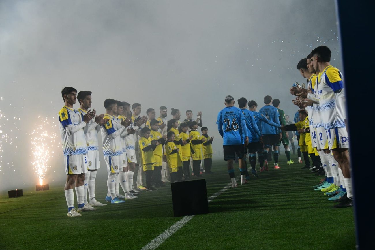 Belgrano en la historia: el pasillo de campeón de Rosario Central en el Gigante de Alberdi. (Javier Ferreyra / La Voz)