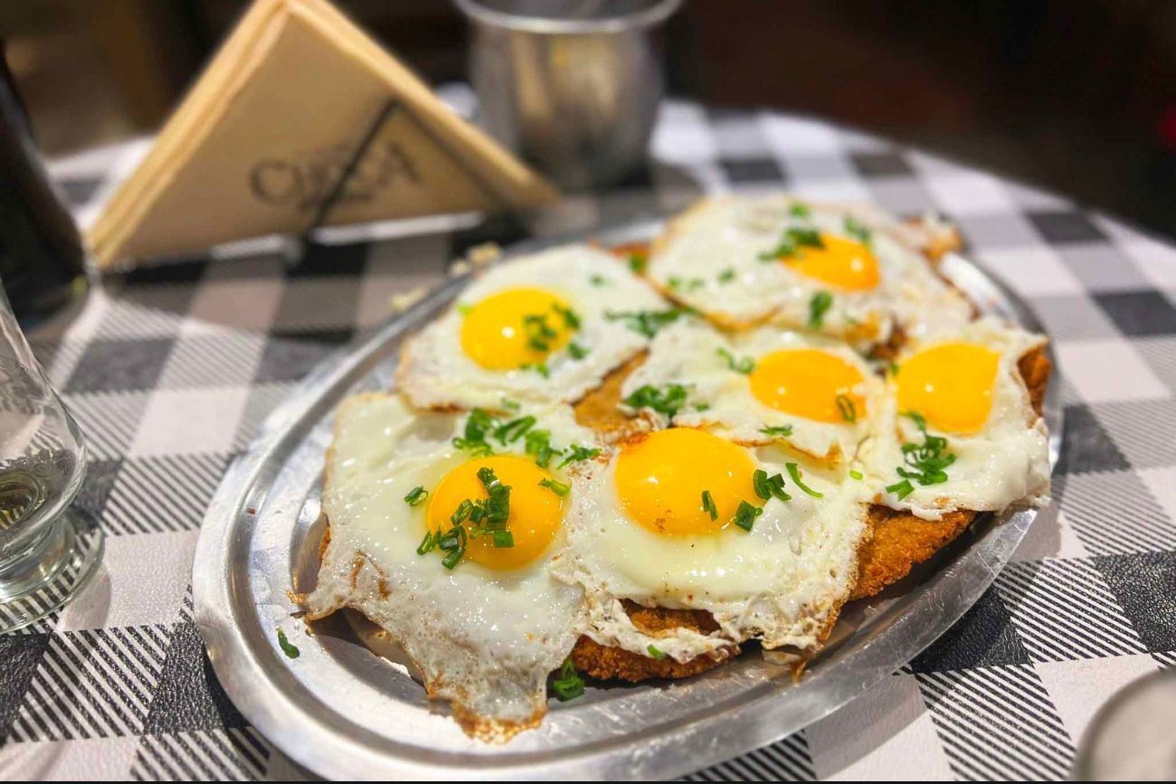 La supermilanesa a caballo de Lo de Choca Bodegón.
