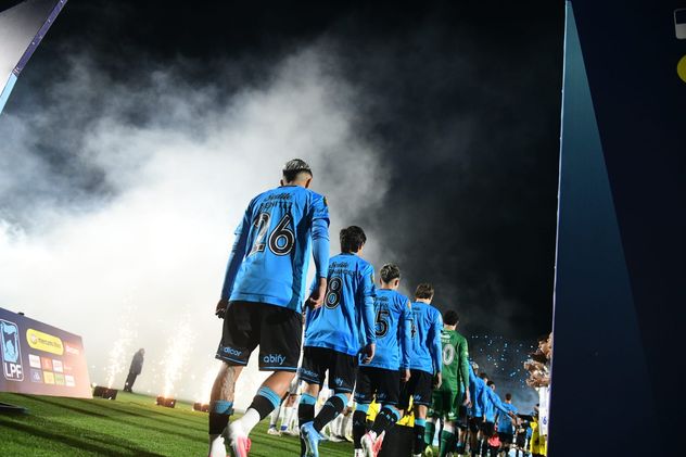 Belgrano en la historia: el pasillo de campeón de Rosario Central en el Gigante de Alberdi.