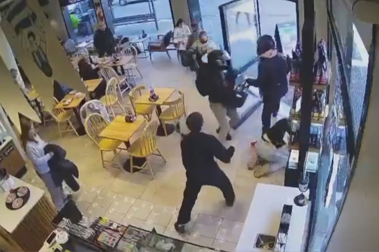 Avellaneda: cuatro delincuentes asaltaron una cafetería y huyeron en 20 segundos
