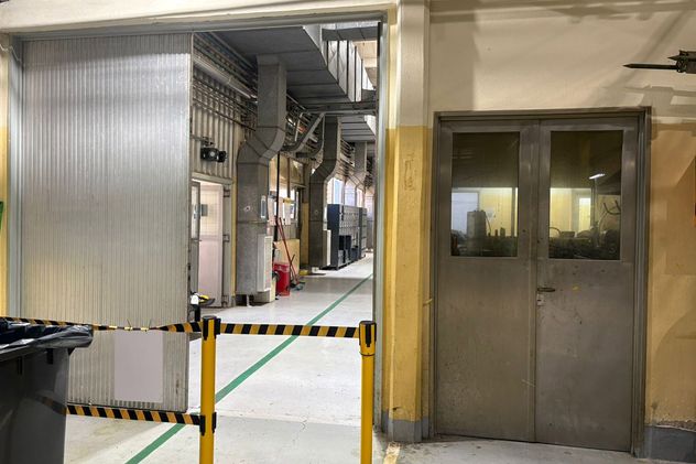 Así eran los viejos portones cortafuegos en la planta de Dioxitek. Se los reemplaza por indicación de Bomberos