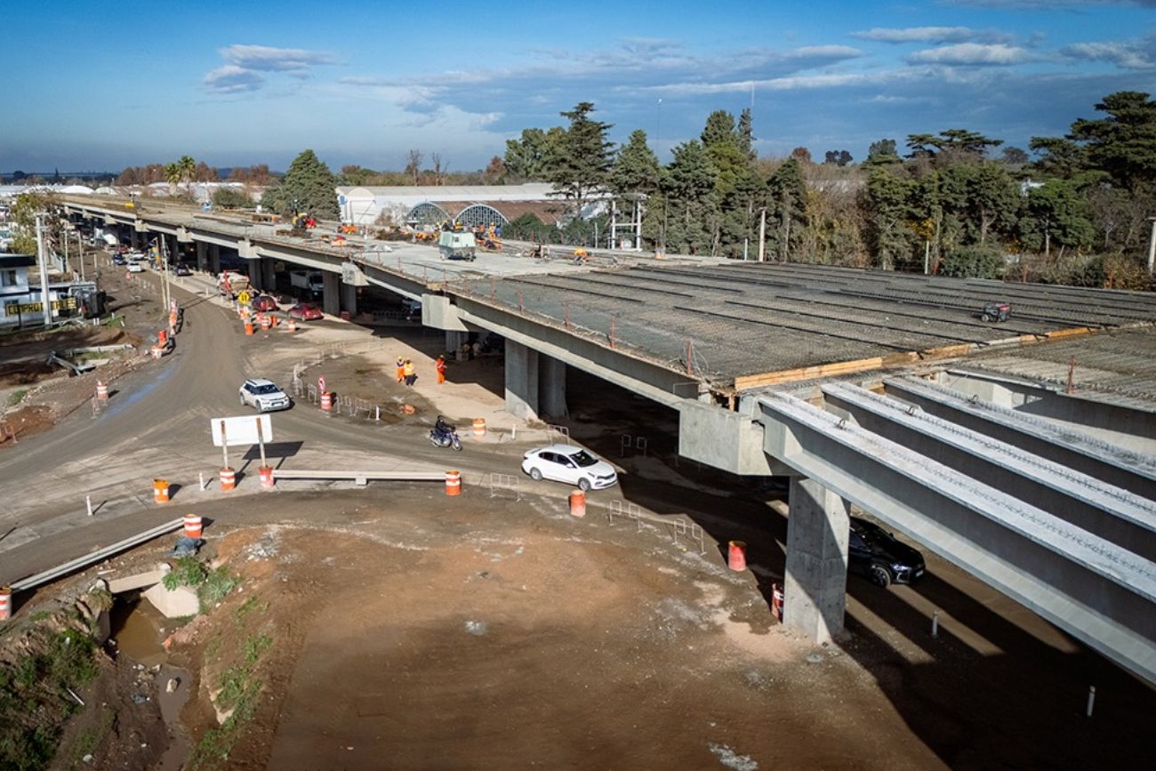 Desvían el tránsito en avenida Vélez Sarsfield por las obras del nuevo altonivel.