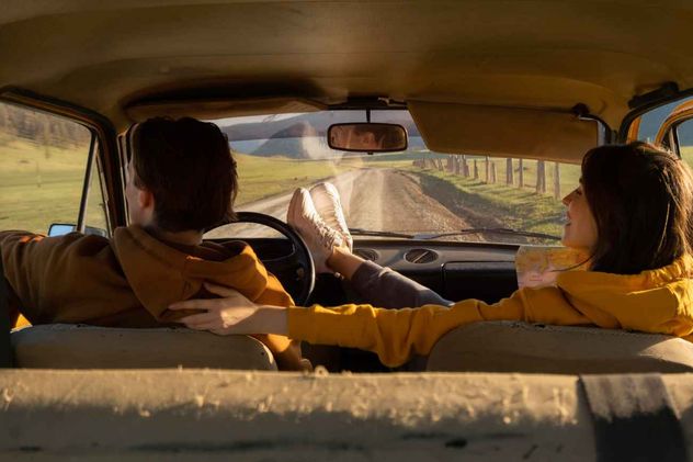Por qué algunos colocan una bolsa en el reposacabezas del auto antes de viajar.