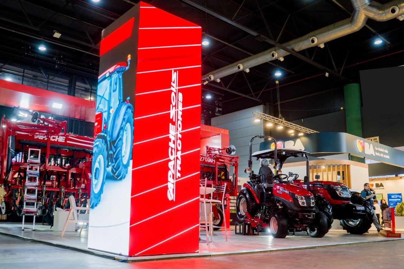 Apache presenta su línea de tractores en la Expo Rural de Palermo.