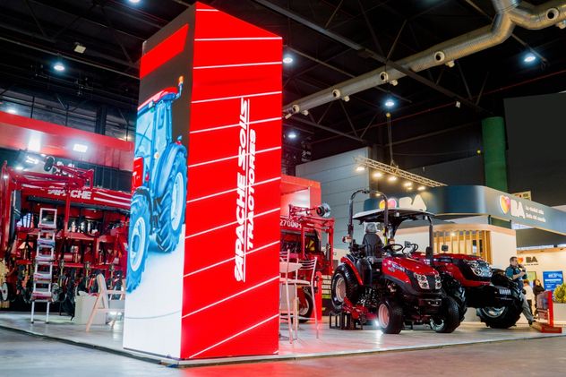 Apache presenta su línea de tractores en la Expo Rural de Palermo.
