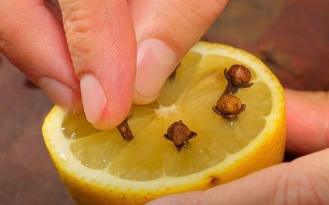 El limón y los clavos de olor forman una combinación muy utilizada como repelente natural y aromatizante para distintos ambientes del hogar.