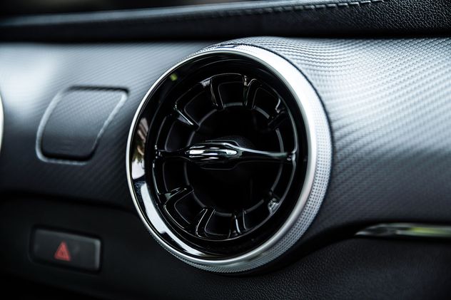 Cuenta con arranque sin llave para el conductor y climatizador automático.