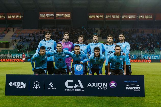 La formación inicial del Pirata ante Defensores de Belgrano en junio de 2025, último partido desde el inicio de "Manu".