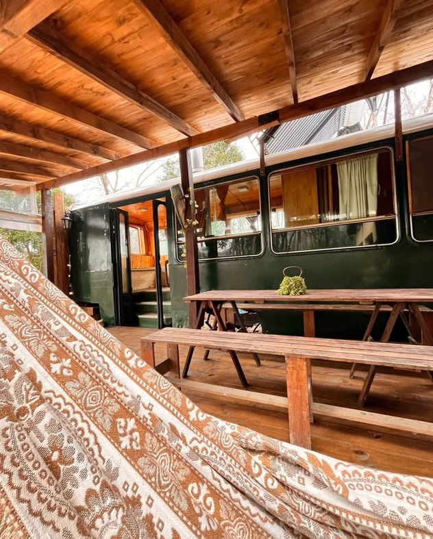 Compró un colectivo abandonado, lo trasladó hasta un lote en Los Reartes y lo transformó en su hogar.