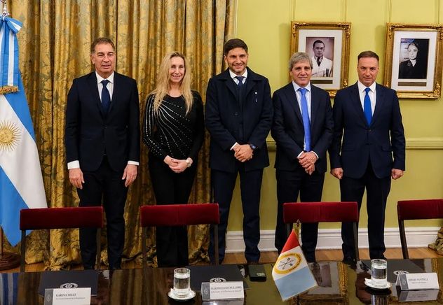 El gobernador de Santa Fe, Maximiliano Pullaro, entre Karina Milei y el jefe de Gabinete, Diego Santilli. (Prensa Presidencia de la Nación)  