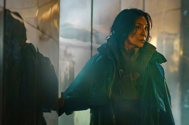 Michelle Yeoh como Olwen, una replicante que enfrenta el final de su vida.