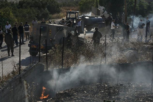 Miembros de las fuerzas israelíes en una calle tras un ataque de colonos israelíes en la localidad de Sarra, cerca de la ciudad de Nablus, en Cisjordania, el viernes 24 de julio de 2026.