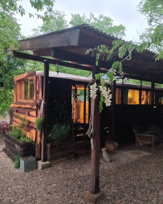 Compró un colectivo abandonado, lo trasladó hasta un lote en Los Reartes y lo transformó en su hogar.