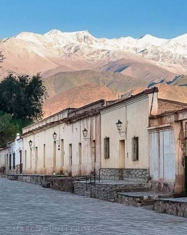 Cachi: el pueblo de Salta con paisajes únicos, vinos de altura y un curioso “ovnipuerto”.