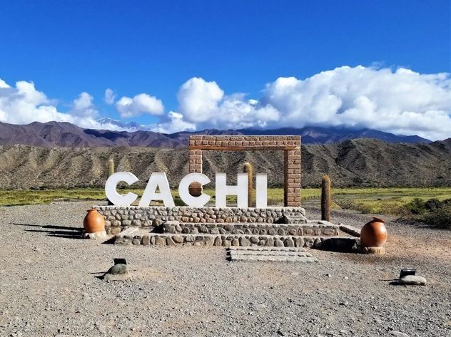 Cachi: el pueblo de Salta con paisajes únicos, vinos de altura y un curioso “ovnipuerto”.