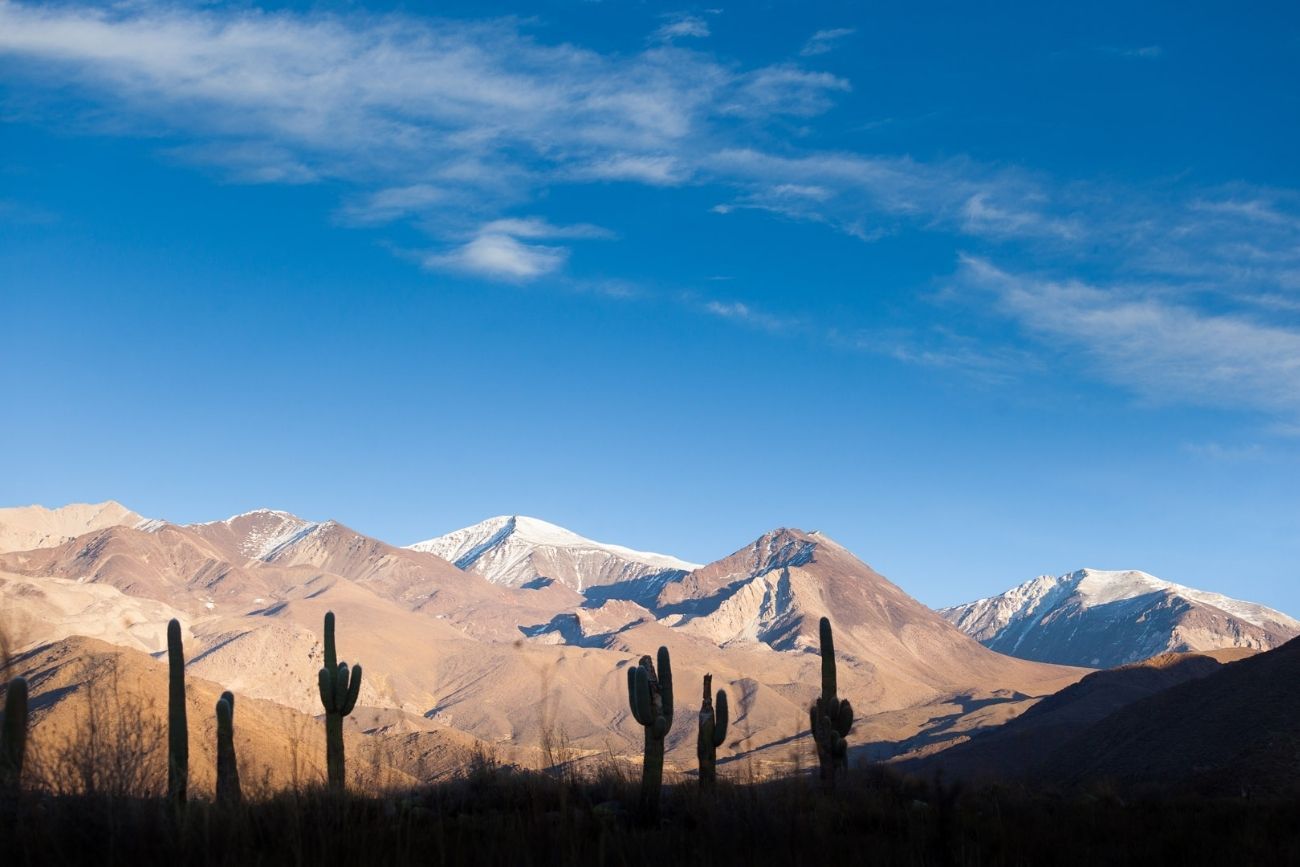 Cachi: el pueblo de Salta con paisajes únicos, vinos de altura y un curioso “ovnipuerto”.