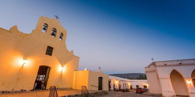 Cachi: el pueblo de Salta con paisajes únicos, vinos de altura y un curioso “ovnipuerto”.