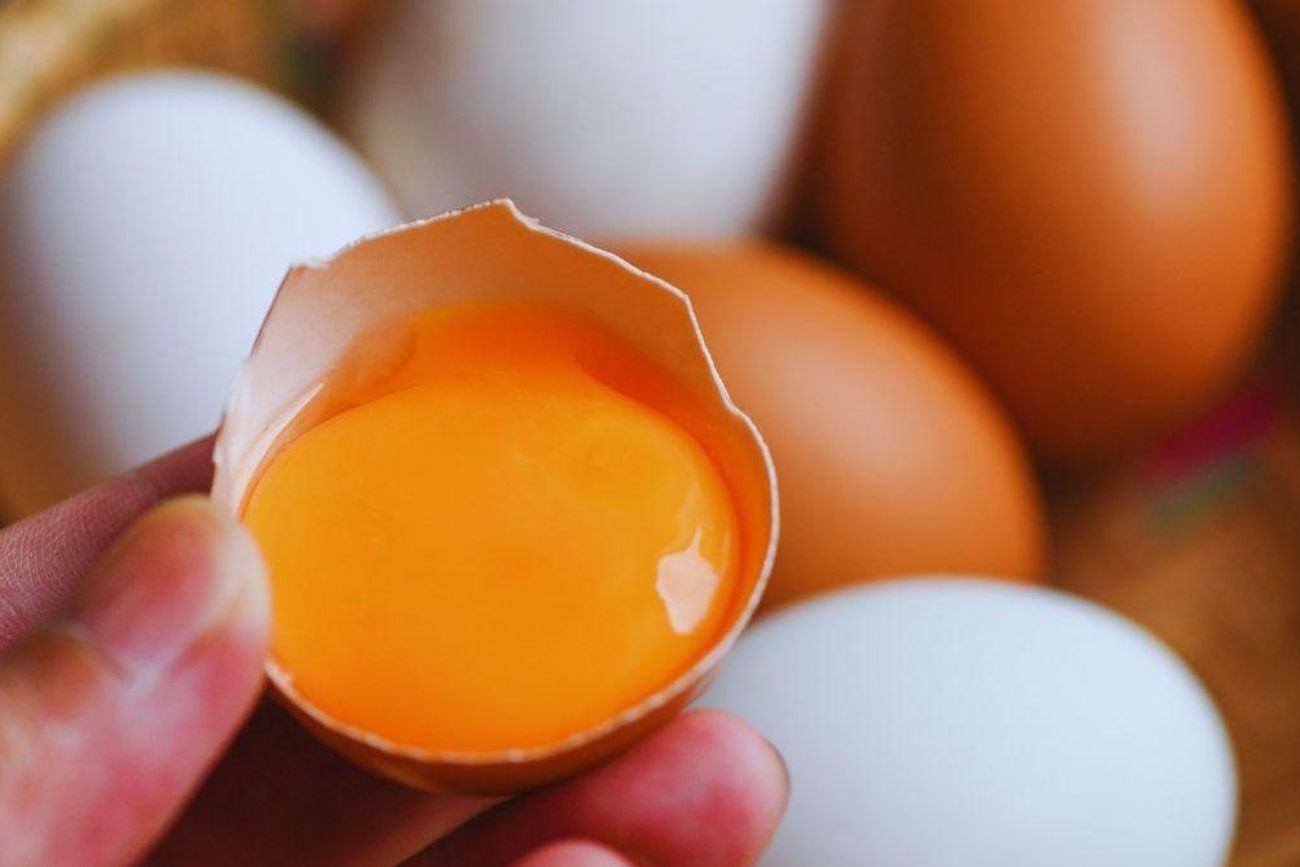 El tono de la yema varía según la dieta de la gallina y no necesariamente indica que un huevo sea más saludable que otro.