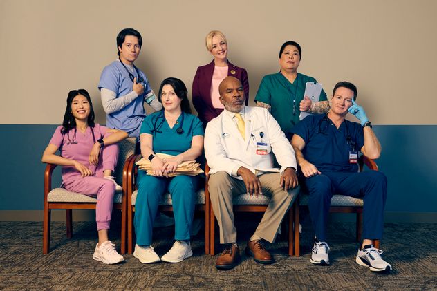 El elenco completo de "St. Denis Medical": Wendi McLendon-Covey, Allison Tolman, Josh Lawson Kahyun Kim, Mekki Leeper, David Alan Grier, y Kaliko Kauahi.