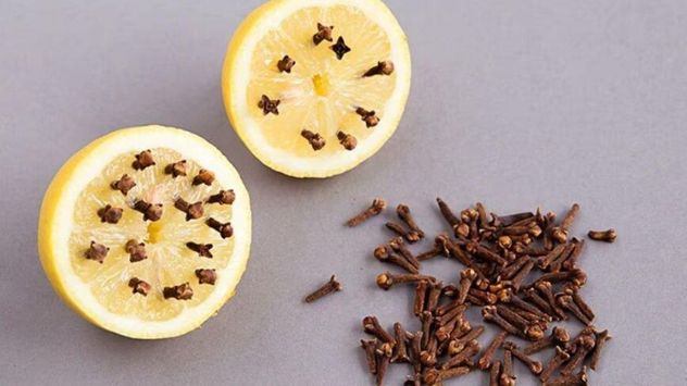 El limón y los clavos de olor forman una combinación muy utilizada como repelente natural y aromatizante para distintos ambientes del hogar.