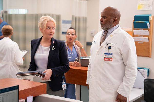 Wendi McLendon-Covey como Joyce Hendersonen y David Alan Grier como Ron en "St. Denis Medical".