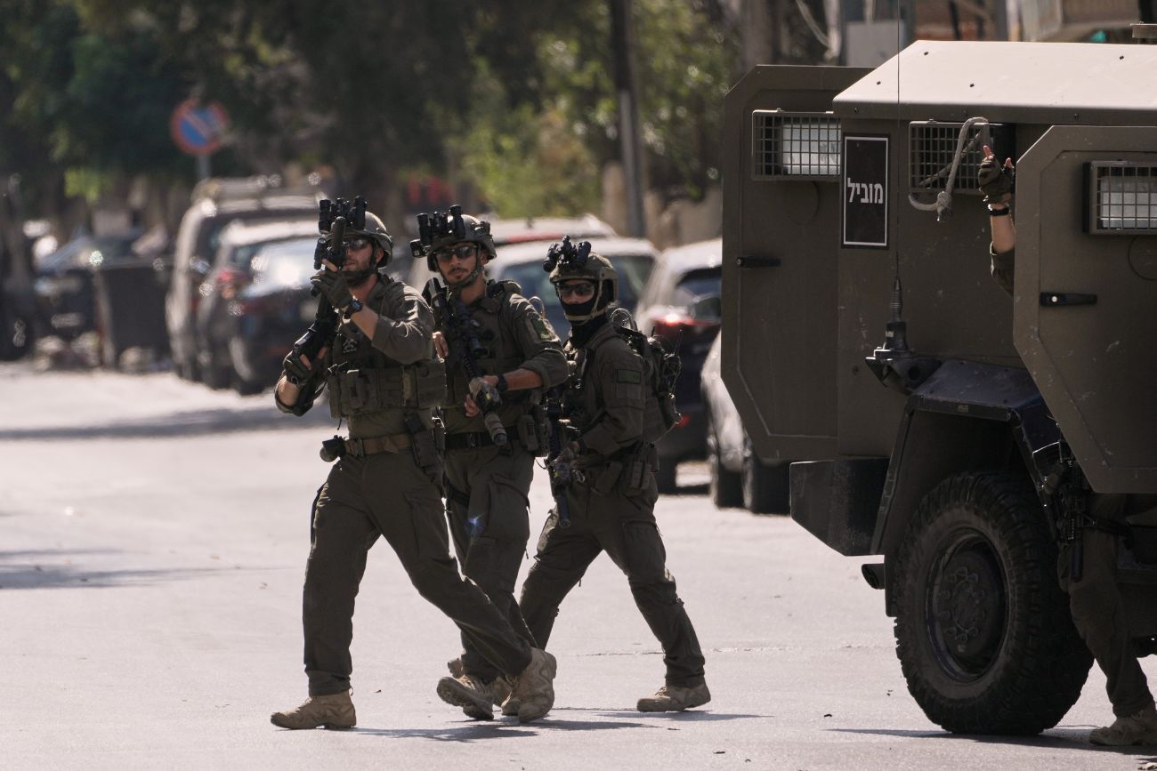 Miembros de las fuerzas israelíes en una calle tras un ataque de colonos israelíes en la localidad de Sarra, cerca de la ciudad de Nablus, en Cisjordania, el viernes 24 de julio de 2026. (Foto AP / Majdi Mohammed)
