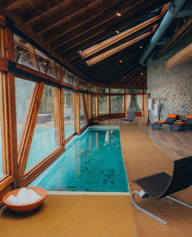 Benjamín Vicuña eligió Villa La Angostura: así es el exclusivo hotel de lujo donde pasa sus vacaciones.