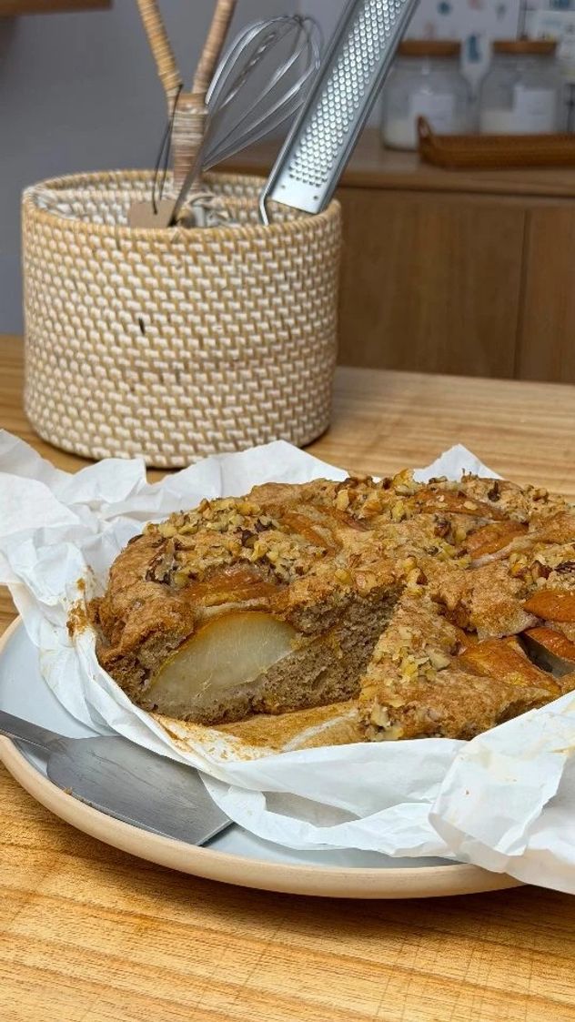 Torta de pera, nuez y canela: la receta fácil que queda húmeda y esponjosa.