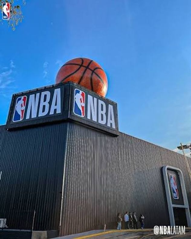 NBA Store Mendoza: abrió la tienda oficial de la liga y tiene cancha, museo y café temático.