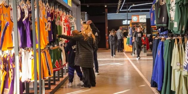 NBA Store Mendoza: abrió la tienda oficial de la liga y tiene cancha, museo y café temático.