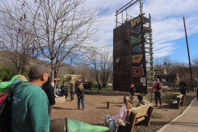 Turistas en vacaciones de julio en un parque de diversiones, en Calamuchita.