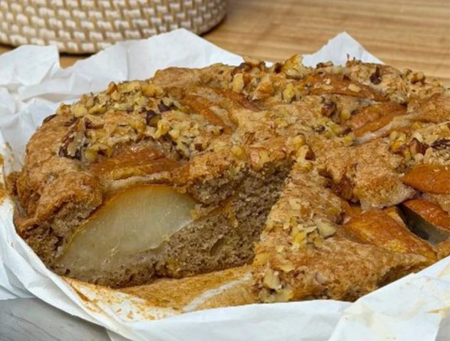 Torta de pera, nuez y canela: la receta fácil que queda húmeda y esponjosa.