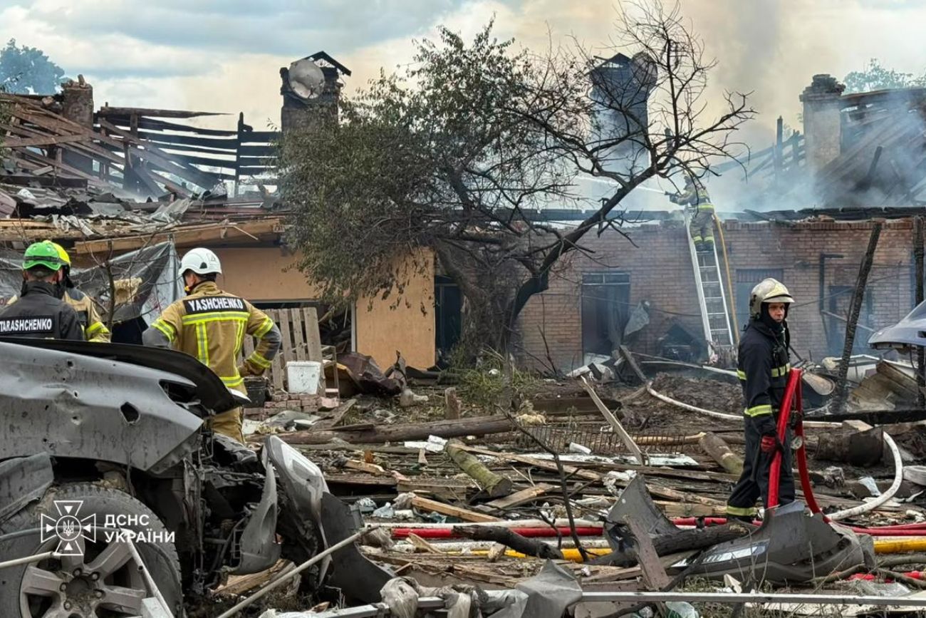 Una ofensiva rusa con misiles balísticos contra una exposición de tecnología militar cerca de la capital ucraniana dejó diez muertos y alrededor de 100 heridos. (@ZelenskyyUa)