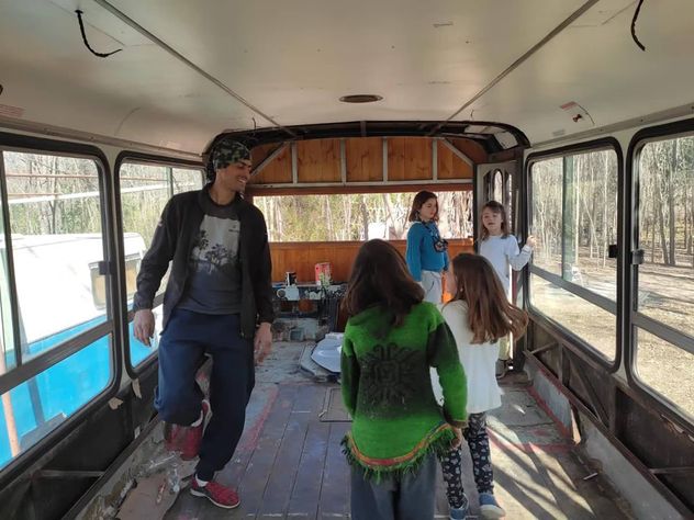 La familia trabajando en su proyecto